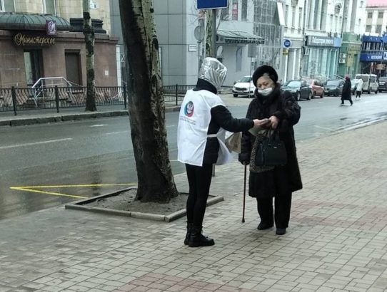 В Ворошиловском районе г. Донецка активисты местного отделения Общественного Движения «Донецкая Республика» Ворошиловского района г. Донецка раздают жителям новый выпуск газеты «Донецкая Республика»