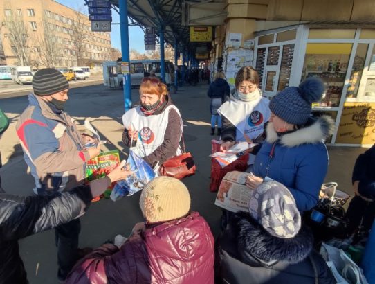 В Ворошиловском районе г. Донецка активисты местного отделения Общественного Движения «Донецкая Республика» Ворошиловского района г. Донецка раздают жителям информационные листовки об эвакуации населения и мобилизации мужчин от 18 до 55 лет, а также специальный выпуск газеты «Донецкая Республика»